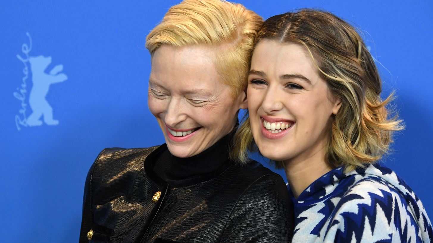 Tilda Swinton: &#x397; &#x3C3;&#x3C0;&#x3AC;&#x3BD;&#x3B9;&#x3B1; &#x3B5;&#x3BC;&#x3C6;&#x3AC;&#x3BD;&#x3B9;&#x3C3;&#x3B7; &#x3BC;&#x3B1;&#x3B6;&#x3AF; &#x3BC;&#x3B5; &#x3C4;&#x3B7;&#x3BD; &#x3BA;&#x3CC;&#x3C1;&#x3B7; &#x3C4;&#x3B7;&#x3C2; &#x3C3;&#x3C4;&#x3B7;&#x3BD; &#x3C0;&#x3C1;&#x3B5;&#x3BC;&#x3B9;&#x3AD;&#x3C1;&#x3B1; &#x3C4;&#x3B7;&#x3C2; &#x3C4;&#x3B1;&#x3B9;&#x3BD;&#x3AF;&#x3B1;&#x3C2; &#x3C4;&#x3BF;&#x3C5;&#x3C2;