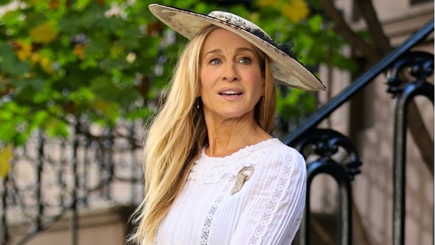 Spoiler alert | &#x397; Sarah Jessica Parker &#x3BC;&#x3B9;&#x3BB;&#x3AC;&#x3B5;&#x3B9; &#x3B5;&#x3BB;&#x3BB;&#x3B7;&#x3BD;&#x3B9;&#x3BA;&#x3AC; &#x3C3;&#x3C4;&#x3BF; And Just Like That