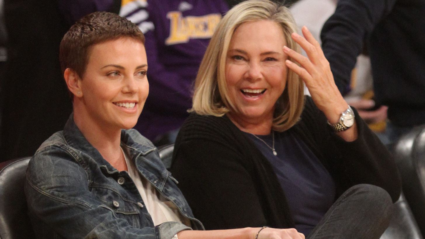 Charlize Theron | &#x397; &#x3BD;&#x3AD;&#x3B1; &#x3C6;&#x3C9;&#x3C4;&#x3BF;&#x3B3;&#x3C1;&#x3B1;&#x3C6;&#x3AF;&#x3B1; &#x3BC;&#x3B5; &#x3C4;&#x3B9;&#x3C2; &#x3BA;&#x3CC;&#x3C1;&#x3B5;&#x3C2; &#x3C4;&#x3B7;&#x3C2; &#x3C3;&#x3C4;&#x3B1; &#x3B3;&#x3B5;&#x3BD;&#x3AD;&#x3B8;&#x3BB;&#x3B9;&#x3B1; &#x3C4;&#x3B7;&#x3C2; &#x3BC;&#x3B1;&#x3BC;&#x3AC; &#x3C4;&#x3B7;&#x3C2;