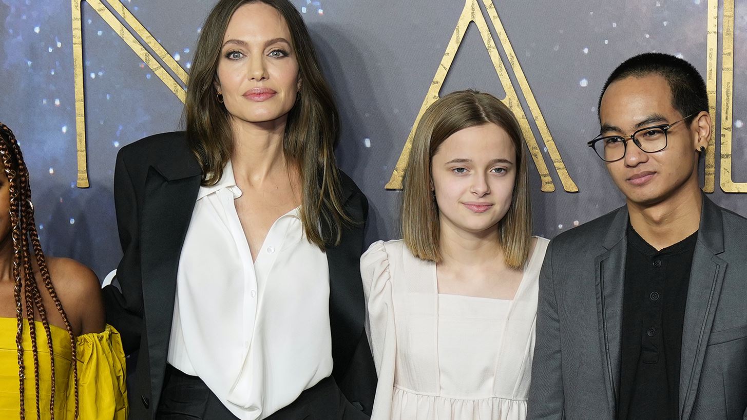 Vivienne Jolie- Pitt | &#x397; &#x3C0;&#x3C1;&#x3CC;&#x3C3;&#x3C6;&#x3B1;&#x3C4;&#x3B7; &#x3B5;&#x3BC;&#x3C6;&#x3AC;&#x3BD;&#x3B9;&#x3C3;&#x3B7; &#x3BC;&#x3B5; &#x3C4;&#x3B7; &#x3BC;&#x3B7;&#x3C4;&#x3AD;&#x3C1;&#x3B1; &#x3C4;&#x3B7;&#x3C2;, Angelina Jolie, &#x3BA;&#x3B1;&#x3B9; &#x3B7; &#x3BA;&#x3BF;&#x3B9;&#x3BD;&#x3AE; &#x3C4;&#x3BF;&#x3C5;&#x3C2; &#x3B1;&#x3B3;&#x3AC;&#x3C0;&#x3B7; &#x3B3;&#x3B9;&#x3B1; &#x3C4;&#x3BF; &#x3B8;&#x3AD;&#x3B1;&#x3C4;&#x3C1;&#x3BF;