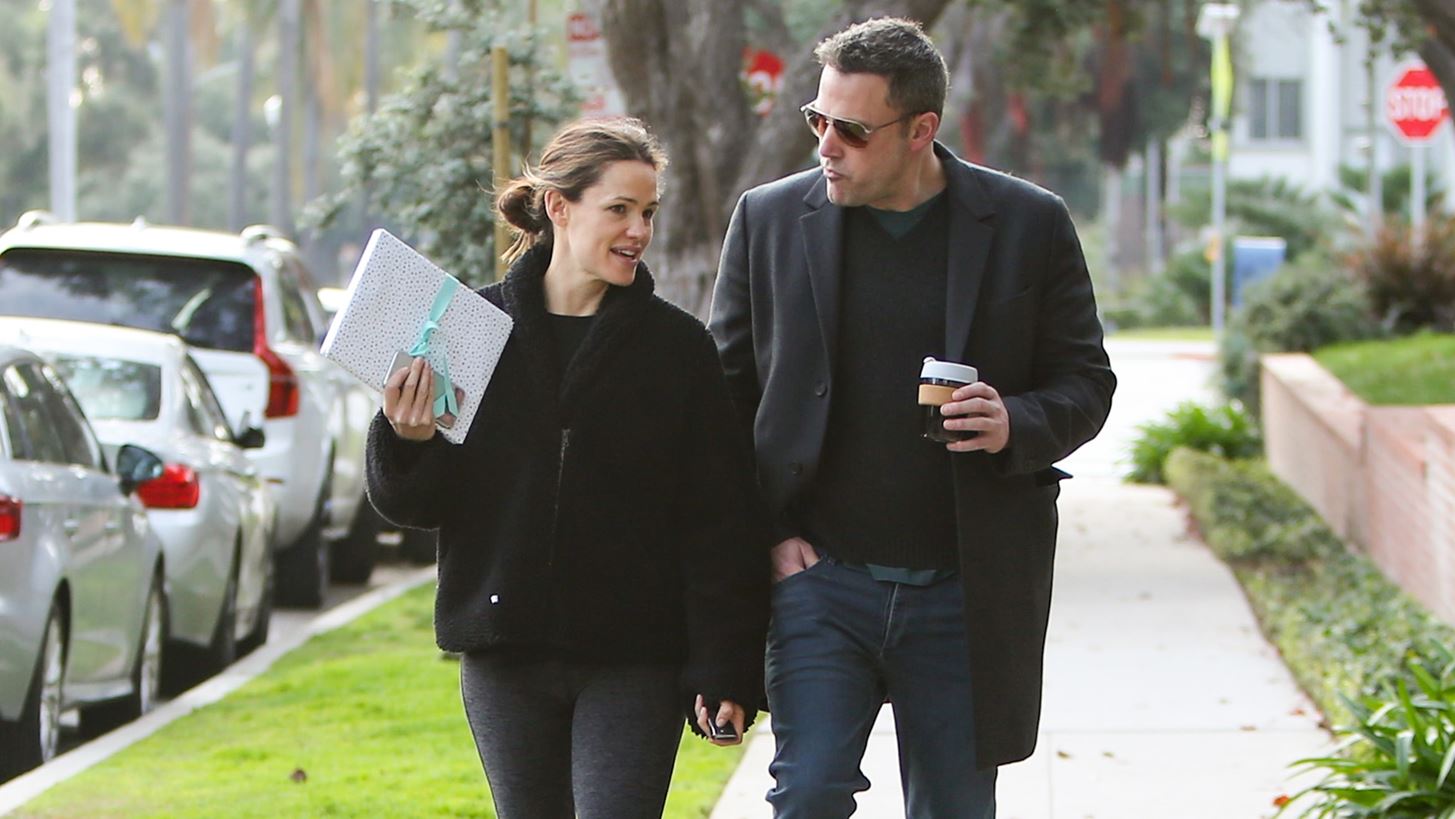 &#x397; Jennifer Garner &#x3C3;&#x3C4;&#x3B7;&#x3BD; &#x3B1;&#x3B3;&#x3BA;&#x3B1;&#x3BB;&#x3B9;&#x3AC; &#x3C4;&#x3BF;&#x3C5; Ben Affleck | &#x397; &#x3C6;&#x3C9;&#x3C4;&#x3BF;&#x3B3;&#x3C1;&#x3B1;&#x3C6;&#x3AF;&#x3B1; &#x3C0;&#x3BF;&#x3C5; &#x3C0;&#x3C5;&#x3C1;&#x3BF;&#x3B4;&#x3BF;&#x3C4;&#x3B5;&#x3AF; &#x3C4;&#x3B9;&#x3C2; &#x3C6;&#x3AE;&#x3BC;&#x3B5;&#x3C2; &#x3B5;&#x3C0;&#x3B1;&#x3BD;&#x3B1;&#x3C3;&#x3CD;&#x3BD;&#x3B4;&#x3B5;&#x3C3;&#x3B7;&#x3C2;