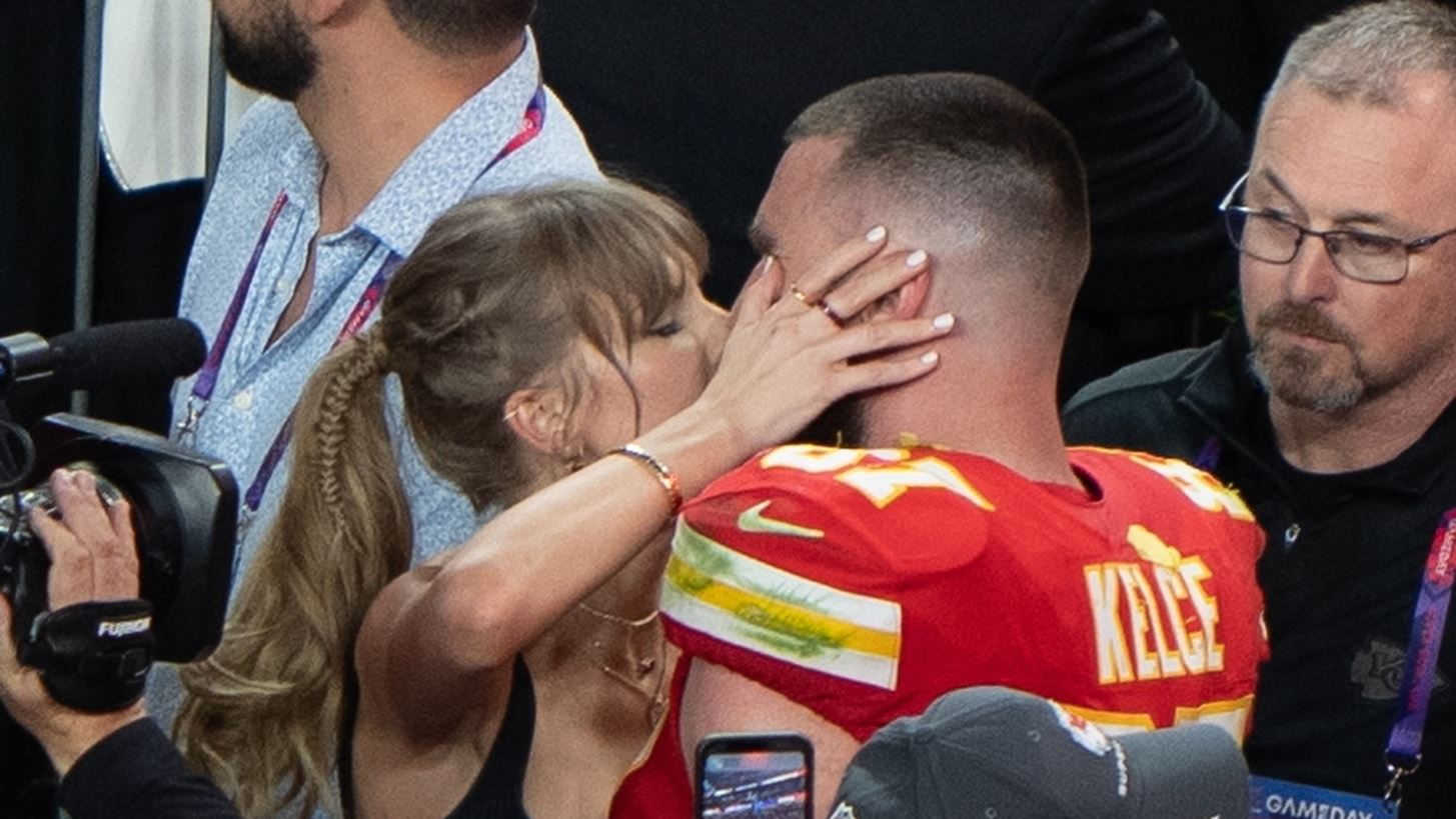 Taylor Swift | &#x3A4;&#x3BF; &#x3C4;&#x3C1;&#x3C5;&#x3C6;&#x3B5;&#x3C1;&#x3CC; &#x3B4;&#x3CE;&#x3C1;&#x3BF; &#x3C0;&#x3BF;&#x3C5; &#x3C4;&#x3B7;&#x3C2; &#x3AD;&#x3BA;&#x3B1;&#x3BD;&#x3B5; &#x3BF; Travis Kelce &#x3C0;&#x3C1;&#x3B9;&#x3BD; &#x3B1;&#x3C0;&#x3CC; &#x3C4;&#x3B1; live &#x3C4;&#x3B7;&#x3C2; &#x3C3;&#x3C4;&#x3B7;&#x3BD; &#x395;&#x3C5;&#x3C1;&#x3CE;&#x3C0;&#x3B7;