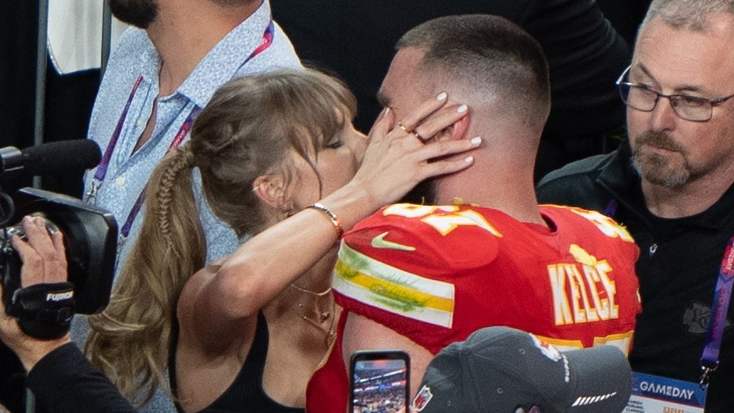 Taylor Swift | &#x391;&#x3BD;&#x3AD;&#x3B2;&#x3B1;&#x3C3;&#x3B5; &#x3B3;&#x3B9;&#x3B1; &#x3C0;&#x3C1;&#x3CE;&#x3C4;&#x3B7; &#x3C6;&#x3BF;&#x3C1;&#x3AC; &#x3C4;&#x3BF;&#x3BD; Travis Kelce &#x3C3;&#x3C4;&#x3B1; social media &#x3C4;&#x3B7;&#x3C2;