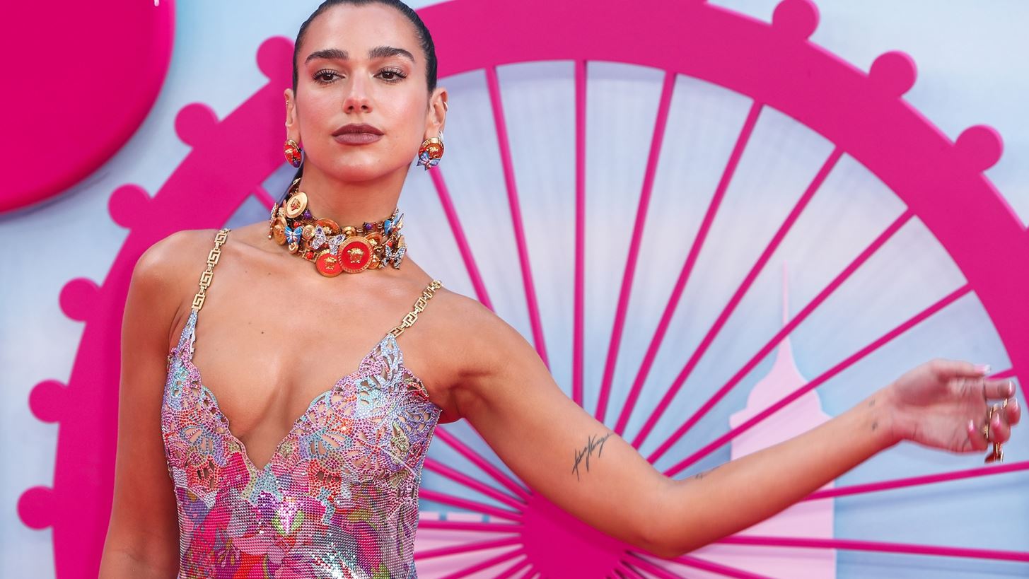 Dua Lipa | &#x393;&#x3B9;&#x3B1;&#x3C4;&#x3AF; &#x3B5;&#x3C0;&#x3AD;&#x3BB;&#x3B5;&#x3BE;&#x3B5; Versace &#x3B4;&#x3B7;&#x3BC;&#x3B9;&#x3BF;&#x3C5;&#x3C1;&#x3B3;&#x3AF;&#x3B1; &#x3C3;&#x3C4;&#x3B7;&#x3BD; &#x3B5;&#x3C5;&#x3C1;&#x3C9;&#x3C0;&#x3B1;&#x3CA;&#x3BA;&#x3AE; &#x3C0;&#x3C1;&#x3B5;&#x3BC;&#x3B9;&#x3AD;&#x3C1;&#x3B1; &#x3C4;&#x3B7;&#x3C2; &quot;Barbie&quot;