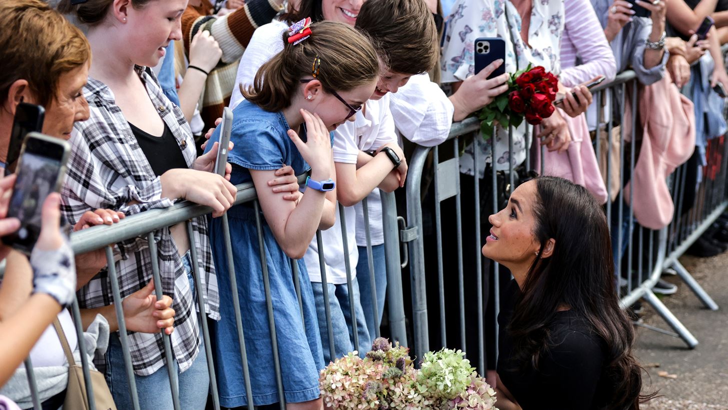 Meghan Markle | &#x397; &#x3C3;&#x3C4;&#x3B9;&#x3B3;&#x3BC;&#x3AE; &#x3C0;&#x3BF;&#x3C5; &#x3BC;&#x3B9;&#x3B1; &#x3BD;&#x3B5;&#x3B1;&#x3C1;&#x3AE; &#x392;&#x3C1;&#x3B5;&#x3C4;&#x3B1;&#x3BD;&#x3AF;&#x3B4;&#x3B1; &#x3B1;&#x3C0;&#x3CC; &#x3C4;&#x3BF; &#x3C0;&#x3BB;&#x3AE;&#x3B8;&#x3BF;&#x3C2; &#x3C4;&#x3B7;&#x3BD; &#x3B1;&#x3B3;&#x3BA;&#x3B1;&#x3BB;&#x3B9;&#x3AC;&#x3B6;&#x3B5;&#x3B9;