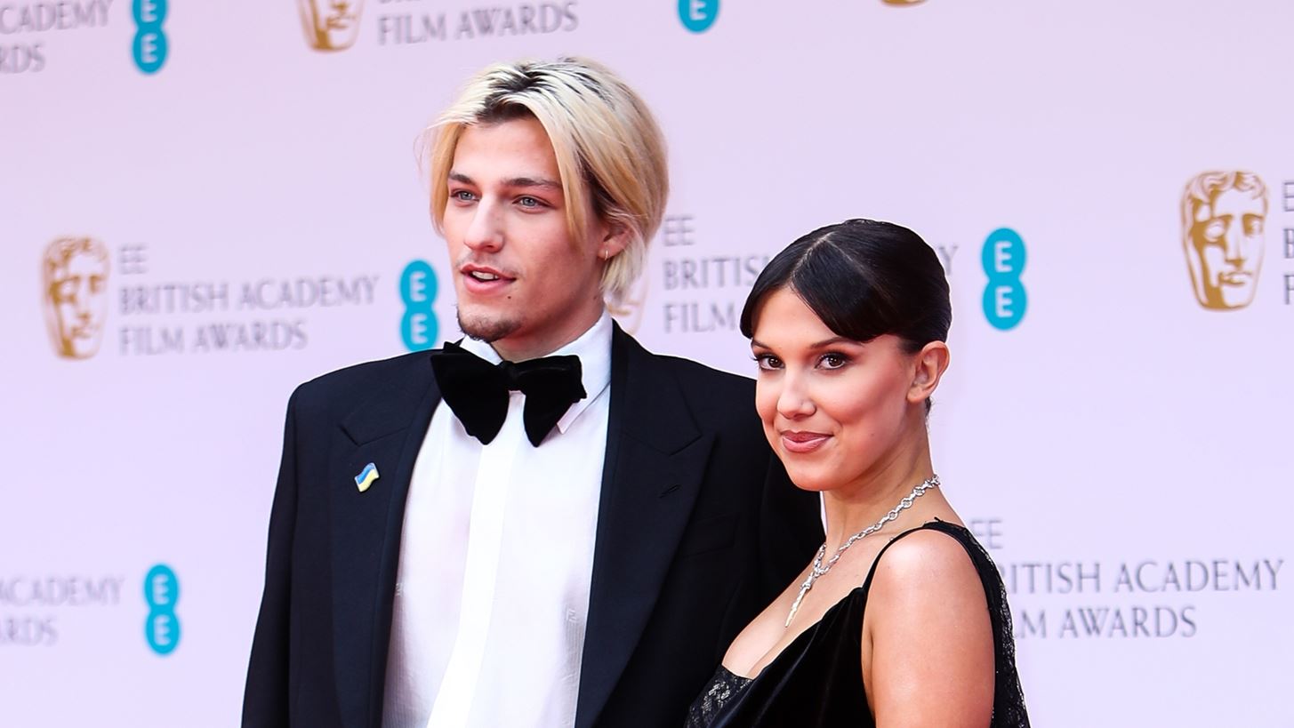 &#x397; 19&#x3C7;&#x3C1;&#x3BF;&#x3BD;&#x3B7; Millie Bobby Brown &#x3B1;&#x3C1;&#x3C1;&#x3B1;&#x3B2;&#x3C9;&#x3BD;&#x3B9;&#x3AC;&#x3C3;&#x3C4;&#x3B7;&#x3BA;&#x3B5; &#x3C4;&#x3BF;&#x3BD; &#x3B3;&#x3B9;&#x3BF; &#x3C4;&#x3BF;&#x3C5; Jon Bon Jovi