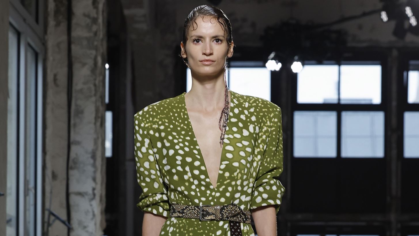 Dries Van Noten | &#x397; &#x3C3;&#x3C5;&#x3BB;&#x3BB;&#x3BF;&#x3B3;&#x3AE; &#x386;&#x3BD;&#x3BF;&#x3B9;&#x3BE;&#x3B7;/ &#x39A;&#x3B1;&#x3BB;&#x3BF;&#x3BA;&#x3B1;&#x3AF;&#x3C1;&#x3B9; 2025 &#x3BC;&#x3BF;&#x3B9;&#x3AC;&#x3B6;&#x3B5;&#x3B9; &#x3BB;&#x3B5;&#x3C2; &#x3BA;&#x3B1;&#x3B9; &#x3BF; &#x392;&#x3AD;&#x3BB;&#x3B3;&#x3BF;&#x3C2; &#x3C3;&#x3C7;&#x3B5;&#x3B4;&#x3B9;&#x3B1;&#x3C3;&#x3C4;&#x3AE;&#x3C2; &#x3B4;&#x3B5;&#x3BD; &#x3B1;&#x3C0;&#x3BF;&#x3C7;&#x3CE;&#x3C1;&#x3B7;&#x3C3;&#x3B5; &#x3C0;&#x3BF;&#x3C4;&#x3AD;