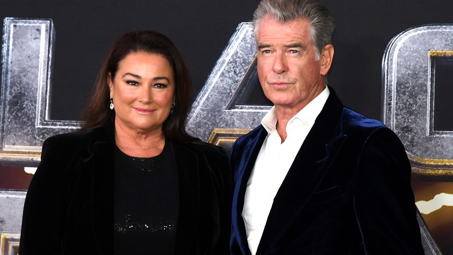 Pierce Brosnan | &#x39F; &#x3C4;&#x3C1;&#x3C5;&#x3C6;&#x3B5;&#x3C1;&#x3CC;&#x3C2; &#x3C4;&#x3C1;&#x3CC;&#x3C0;&#x3BF;&#x3C2; &#x3BC;&#x3B5; &#x3C4;&#x3BF;&#x3BD; &#x3BF;&#x3C0;&#x3BF;&#x3AF;&#x3BF; &#x3C4;&#x3AF;&#x3BC;&#x3B7;&#x3C3;&#x3B5; &#x3C4;&#x3B7; &#x3C3;&#x3CD;&#x3B6;&#x3C5;&#x3B3;&#x3CC; &#x3C4;&#x3BF;&#x3C5;, Keely, &#x3C3;&#x3C4;&#x3B7; &#x3BD;&#x3AD;&#x3B1; &#x3C4;&#x3BF;&#x3C5; &#x3C4;&#x3B1;&#x3B9;&#x3BD;&#x3AF;&#x3B1;