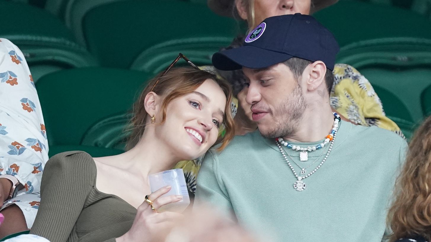 Fairytale gone bad | &#x397; Phoebe Dynevor &#x3BA;&#x3B1;&#x3B9; &#x3BF; Pete Davidson &#x3C7;&#x3CE;&#x3C1;&#x3B9;&#x3C3;&#x3B1;&#x3BD; &#x3BA;&#x3B1;&#x3B9; &#x3BF; &#x3BB;&#x3CC;&#x3B3;&#x3BF;&#x3C2; &#x3B5;&#x3AF;&#x3BD;&#x3B1;&#x3B9; &#x3C0;&#x3C1;&#x3BF;&#x3C6;&#x3B1;&#x3BD;&#x3AE;&#x3C2;