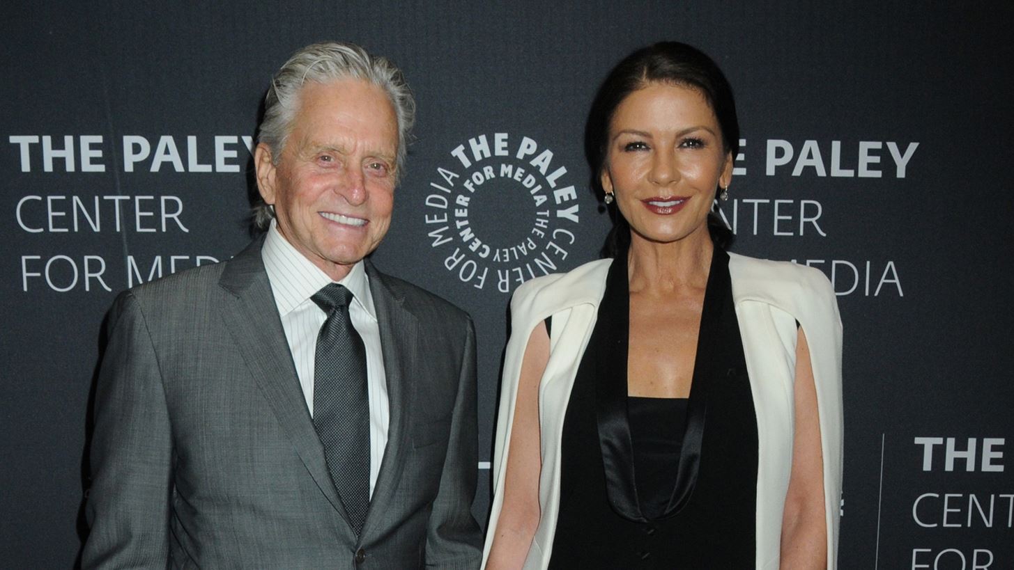 &#x397; Catherine Zeta-Jones &#x3B4;&#x3B5;&#x3BD; &#x3B8;&#x3B5;&#x3C9;&#x3C1;&#x3B5;&#x3AF; &#x3C0;&#x3C9;&#x3C2; &#x3B7; &#x3C3;&#x3C7;&#x3AD;&#x3C3;&#x3B7; &#x3C4;&#x3B7;&#x3C2; &#x3BC;&#x3B5; &#x3C4;&#x3BF;&#x3BD; Michael Douglas &#x3B5;&#x3AF;&#x3BD;&#x3B1;&#x3B9; &quot;relationship goals&quot;