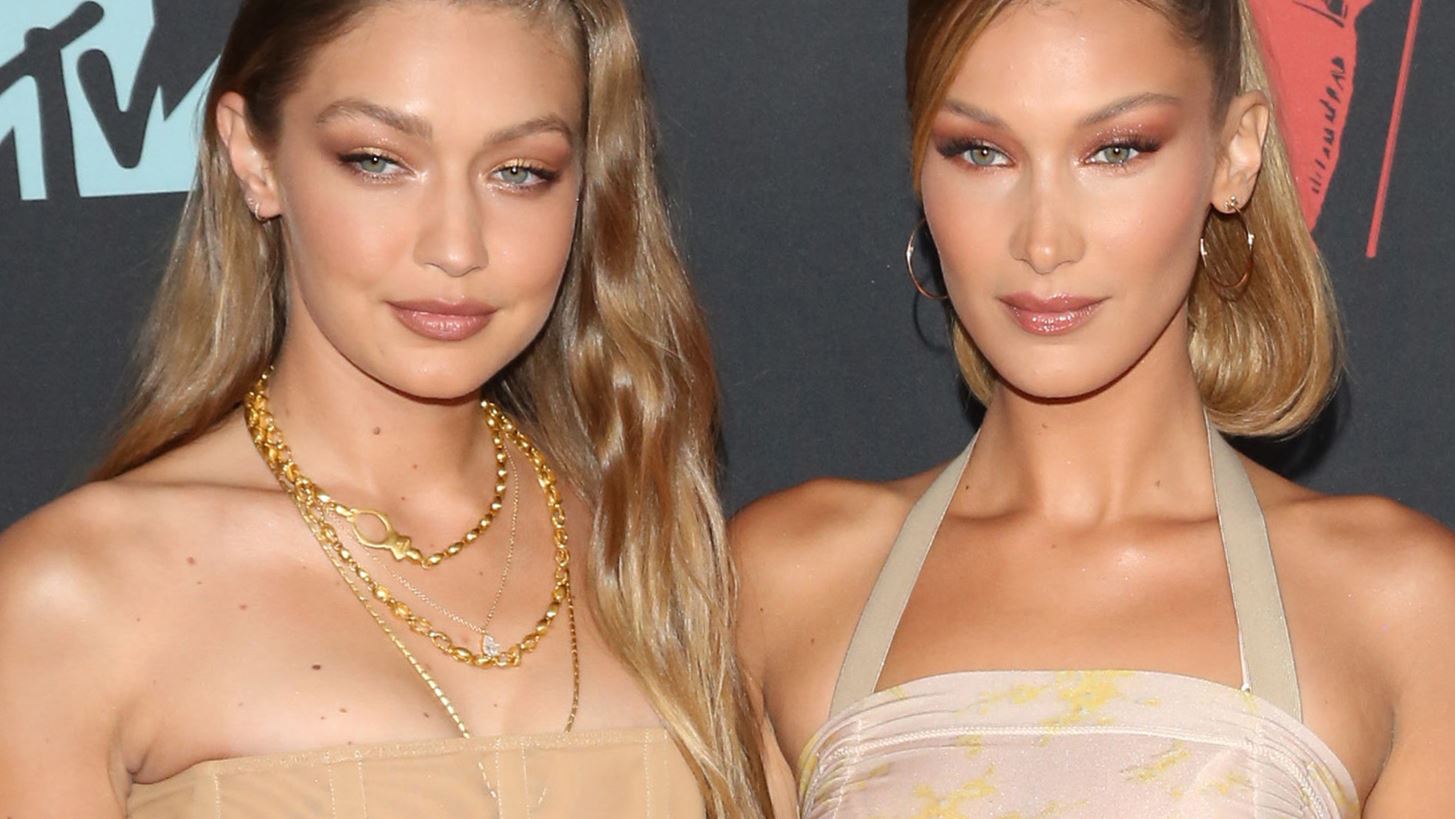 Gigi &#x3BA;&#x3B1;&#x3B9; Bella Hadid | H &#x3B5;&#x3BC;&#x3C6;&#x3AC;&#x3BD;&#x3B9;&#x3C3;&#x3AE; &#x3C4;&#x3BF;&#x3C5;&#x3C2; &#x3C3;&#x3C4;&#x3BF; show &#x3C4;&#x3BF;&#x3C5; Marc Jacobs &#x3BC;&#x3B5; &#x3BE;&#x3C5;&#x3C1;&#x3B9;&#x3C3;&#x3BC;&#x3AD;&#x3BD;&#x3B1; &#x3BA;&#x3B5;&#x3C6;&#x3AC;&#x3BB;&#x3B9;&#x3B1;