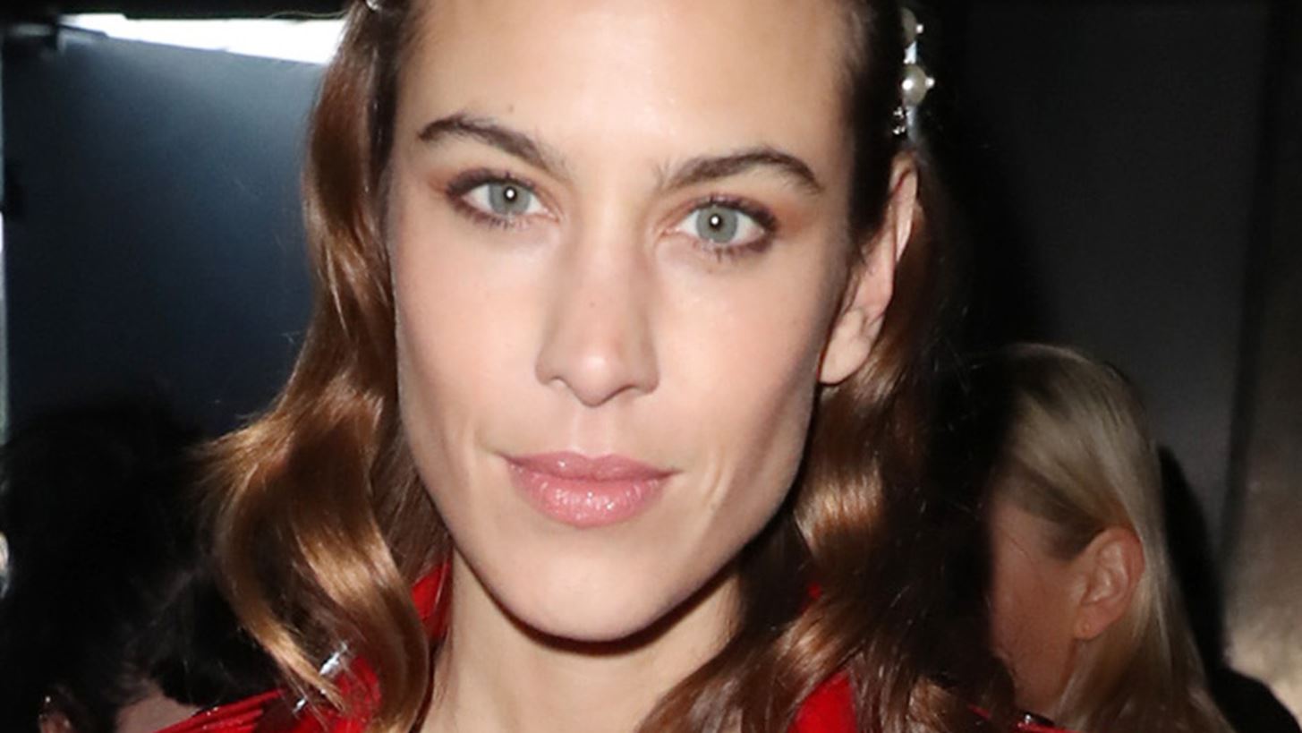 (Alexa Chung: &#x3A4;&#x3B9; &#x3C6;&#x3BF;&#x3C1;&#x3AC;&#x3B5;&#x3B9; &#x3C3;&#x3C5;&#x3BD;&#x3AD;&#x3C7;&#x3B5;&#x3B9;&#x3B1; &#x3C3;&#x3C4;&#x3B7;&#x3BD; &#x395;&#x3B2;&#x3B4;&#x3BF;&#x3BC;&#x3AC;&#x3B4;&#x3B1; &#x39C;&#x3CC;&#x3B4;&#x3B1;&#x3C2; &#x3C4;&#x3BF;&#x3C5; &#x39B;&#x3BF;&#x3BD;&#x3B4;&#x3AF;&#x3BD;&#x3BF;&#x3C5;;