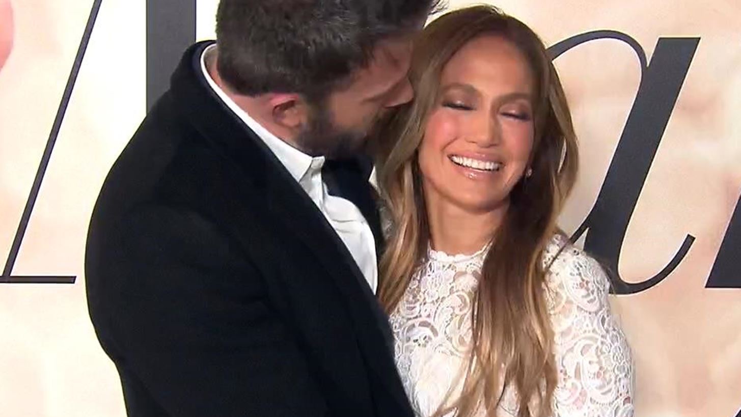 Jennifer Lopez | &#x39F; Ben Affleck &#x3AE;&#x3C4;&#x3B1;&#x3BD; &#x3BF; &#x3BC;&#x3B5;&#x3B3;&#x3B1;&#x3BB;&#x3CD;&#x3C4;&#x3B5;&#x3C1;&#x3BF;&#x3C2; fan &#x3C4;&#x3B7;&#x3C2; &#x3B5;&#x3BD;&#x3CE; &#x3B2;&#x3C1;&#x3B1;&#x3B2;&#x3B5;&#x3C5;&#x3CC;&#x3C4;&#x3B1;&#x3BD; &#x3C3;&#x3C4;&#x3B1; iHeartRadio Music Awards