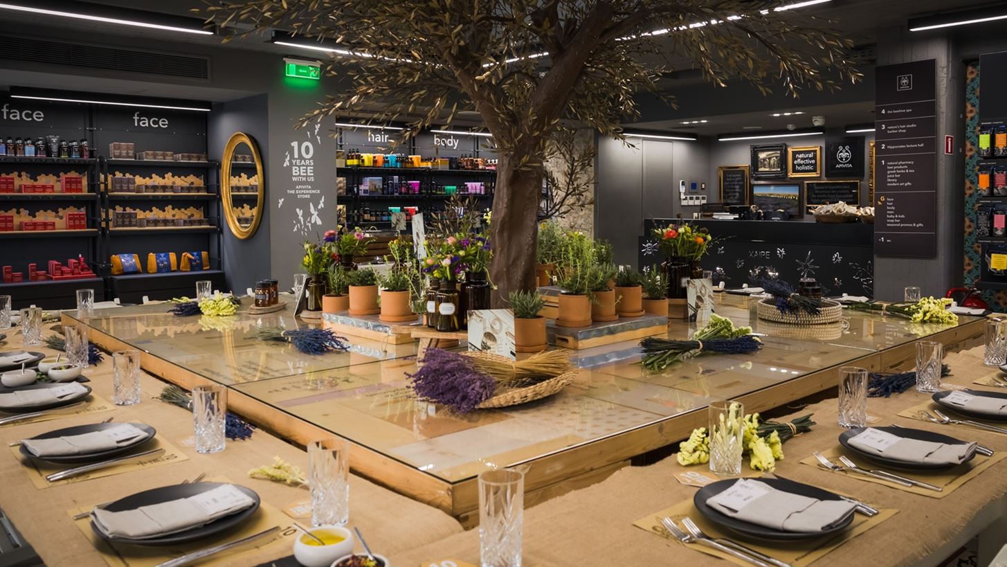 &#x3A4;&#x3BF; Apivita Experience Store &#x3B3;&#x3B9;&#x3CC;&#x3C1;&#x3C4;&#x3B1;&#x3C3;&#x3B5; &#x3C4;&#x3B1; 10 &#x3C7;&#x3C1;&#x3CC;&#x3BD;&#x3B9;&#x3B1; &#x3BB;&#x3B5;&#x3B9;&#x3C4;&#x3BF;&#x3C5;&#x3C1;&#x3B3;&#x3AF;&#x3B1;&#x3C2; &#x3C4;&#x3BF;&#x3C5; &#x3C3;&#x3C4;&#x3B7;&#x3BD; &#x3C0;&#x3B1;&#x3BD;&#x3AD;&#x3BC;&#x3BF;&#x3C1;&#x3C6;&#x3B7; &#x3B1;&#x3C5;&#x3BB;&#x3AE; &#x3C4;&#x3BF;&#x3C5;