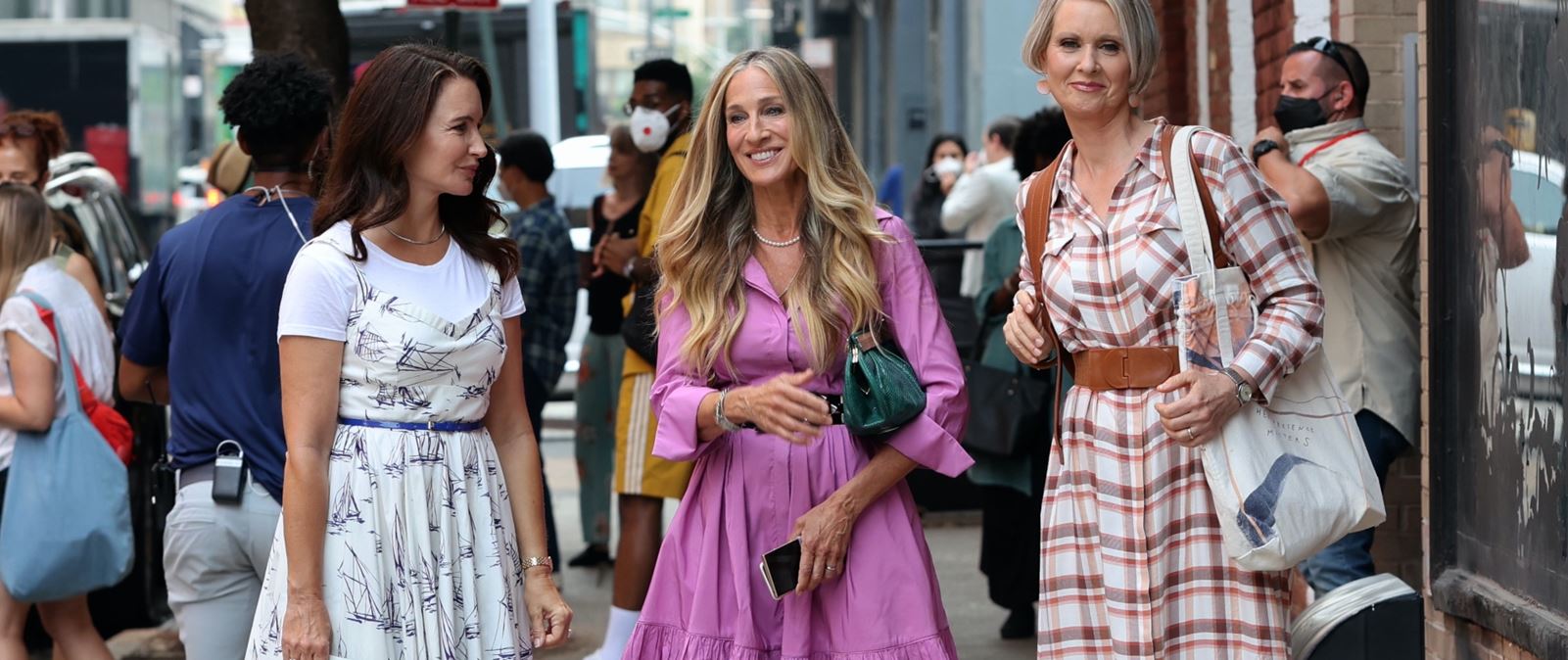 Сумки кэрри брэдшоу. В большом городе 56. В большом городе 56. Любовь в большом городе афиша. Наряды кэрри брэдшоу.