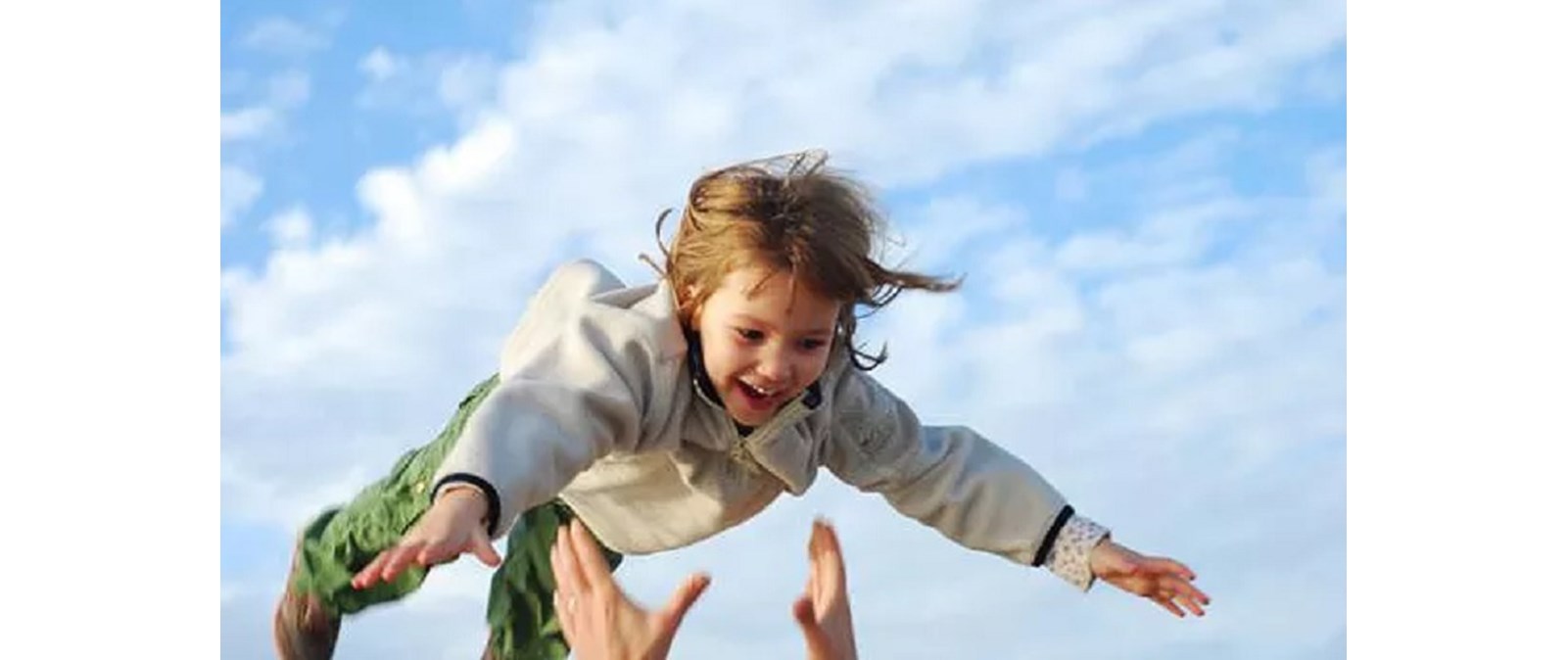 Летающий мальчик. Радостный малыш. Летающие младенцы. Летающий младенец. Дети улетают.