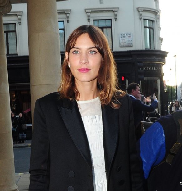 H Alexa Chung &#x3C6;&#x3BF;&#x3C1;&#x3AC; &#x3B1;&#x3BA;&#x3CC;&#x3BC;&#x3B1; &#x3C4;&#x3BF; &#x3C0;&#x3B1;&#x3BB;&#x3C4;&#x3CC; &#x3C0;&#x3BF;&#x3C5; &#x3AD;&#x3BA;&#x3B1;&#x3BD;&#x3B5; &#x3C4;&#x3AC;&#x3C3;&#x3B7; &#x3C0;&#x3AD;&#x3C1;&#x3C5;&#x3C3;&#x3B9;