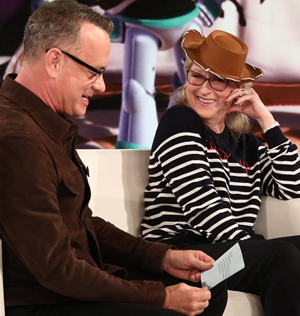 O Tom Hanks &#x3C5;&#x3C0;&#x3BF;&#x3B4;&#x3CD;&#x3B5;&#x3C4;&#x3B1;&#x3B9; &#x3C4;&#x3BF;&#x3C5;&#x3C2; &#x3C1;&#x3CC;&#x3BB;&#x3BF;&#x3C5;&#x3C2; &#x3C4;&#x3B7;&#x3C2; Meryl Streep (&#x3BA;&#x3B1;&#x3B9; &#x3C4;&#x3BF; &#x3B1;&#x3BD;&#x3C4;&#x3AF;&#x3C3;&#x3C4;&#x3C1;&#x3BF;&#x3C6;&#x3BF;) &#x3C3;&#x3C4;&#x3BF; &#x3C0;&#x3B9;&#x3BF; viral &#x3B2;&#x3AF;&#x3BD;&#x3C4;&#x3B5;&#x3BF; &#x3C4;&#x3B7;&#x3C2; &#x3B7;&#x3BC;&#x3AD;&#x3C1;&#x3B1;&#x3C2;