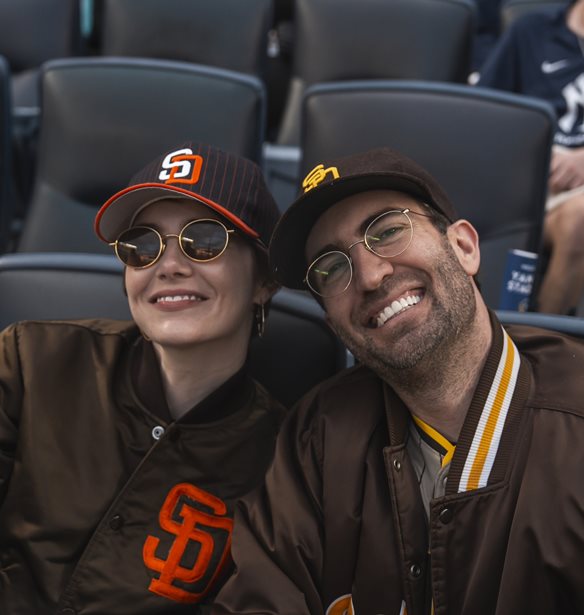 Emma Stone &amp; Dave McCary | &#x391;&#x3C0;&#x3BF;&#x3BA;&#x3B1;&#x3BB;&#x3CD;&#x3C6;&#x3B8;&#x3B7;&#x3BA;&#x3B5; &#x3C4;&#x3BF; &#x3BA;&#x3BF;&#x3B9;&#x3BD;&#x3CC; &#x3C0;&#x3AC;&#x3B8;&#x3BF;&#x3C2; &#x3C4;&#x3BF;&#x3C5; &#x3B6;&#x3B5;&#x3C5;&#x3B3;&#x3B1;&#x3C1;&#x3B9;&#x3BF;&#x3CD; &#x3C3;&#x3B5; &#x3BC;&#x3B9;&#x3B1; &#x3C3;&#x3C0;&#x3AC;&#x3BD;&#x3B9;&#x3B1; &#x3B4;&#x3B7;&#x3BC;&#x3CC;&#x3C3;&#x3B9;&#x3B1; &#x3B5;&#x3BC;&#x3C6;&#x3AC;&#x3BD;&#x3B9;&#x3C3;&#x3B7;
