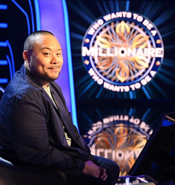 &#x39F; David Chang &#x3B5;&#x3AF;&#x3BD;&#x3B1;&#x3B9; &#x3BF; &#x3C0;&#x3C1;&#x3CE;&#x3C4;&#x3BF;&#x3C2; &#x3B4;&#x3B9;&#x3AC;&#x3C3;&#x3B7;&#x3BC;&#x3BF;&#x3C2; &#x3C0;&#x3BF;&#x3C5; &#x3BA;&#x3B5;&#x3C1;&#x3B4;&#x3AF;&#x3B6;&#x3B5;&#x3B9; &#x3AD;&#x3BD;&#x3B1; &#x3B5;&#x3BA;&#x3B1;&#x3C4;&#x3BF;&#x3BC;&#x3BC;&#x3CD;&#x3C1;&#x3B9;&#x3BF; &#x3B4;&#x3BF;&#x3BB;&#x3AC;&#x3C1;&#x3B9;&#x3B1; &#x3C3;&#x3C4;&#x3BF; &quot;&#x3A0;&#x3BF;&#x3B9;&#x3BF;&#x3C2; &#x3B8;&#x3AD;&#x3BB;&#x3B5;&#x3B9; &#x3BD;&#x3B1; &#x3B3;&#x3AF;&#x3BD;&#x3B5;&#x3B9; &#x3B5;&#x3BA;&#x3B1;&#x3C4;&#x3BF;&#x3BC;&#x3BC;&#x3C5;&#x3C1;&#x3B9;&#x3BF;&#x3CD;&#x3C7;&#x3BF;&#x3C2;&quot;