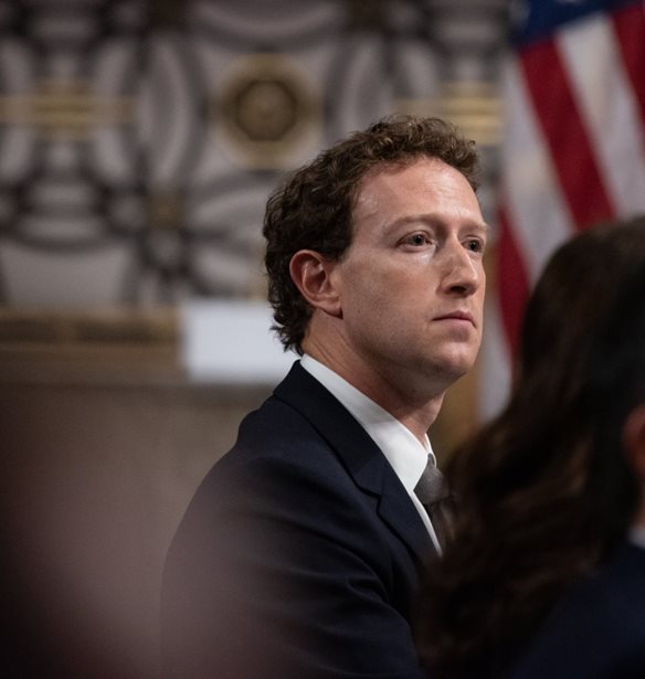 Mark Zuckerberg | &#x388;&#x3BA;&#x3B1;&#x3BD;&#x3B5; &#x3AD;&#x3BD;&#x3B1; &#x3B4;&#x3CE;&#x3C1;&#x3BF; &#x3C3;&#x3C4;&#x3B7; &#x3C3;&#x3CD;&#x3B6;&#x3C5;&#x3B3;&#x3CC; &#x3C4;&#x3BF;&#x3C5; &#x3C0;&#x3BF;&#x3C5; &#x3BE;&#x3B5;&#x3C6;&#x3B5;&#x3CD;&#x3B3;&#x3B5;&#x3B9; &#x3B1;&#x3C0;&#x3CC; &#x3C4;&#x3B1; &#x3C3;&#x3C5;&#x3BD;&#x3B7;&#x3B8;&#x3B9;&#x3C3;&#x3BC;&#x3AD;&#x3BD;&#x3B1;