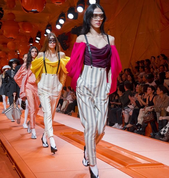 Louis Vuitton SS&#x27;24 | &#x39C;&#x3B9;&#x3B1; &#x3C4;&#x3BF;&#x3BB;&#x3BC;&#x3B7;&#x3C1;&#x3AE; &#x3C0;&#x3C1;&#x3BF;&#x3C3;&#x3AD;&#x3B3;&#x3B3;&#x3B9;&#x3C3;&#x3B7; &#x3C3;&#x3C4;&#x3BF; french elegance