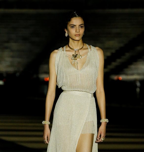 Dior Cruise 2022 | &#x39C;&#x3B9;&#x3B1; &#x3BC;&#x3B1;&#x3C4;&#x3B9;&#x3AC; &#x3C3;&#x3C4;&#x3B1; &#x3B5;&#x3BA;&#x3B8;&#x3B1;&#x3BC;&#x3B2;&#x3C9;&#x3C4;&#x3B9;&#x3BA;&#x3AC; beauty looks &#x3C4;&#x3C9;&#x3BD; &#x3BC;&#x3BF;&#x3BD;&#x3C4;&#x3AD;&#x3BB;&#x3C9;&#x3BD;