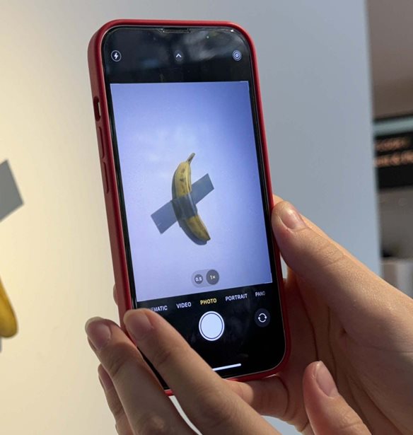 A&#x3B3;&#x3CC;&#x3C1;&#x3B1;&#x3C3;&#x3B5; &#x3C4;&#x3B7;&#x3BD; viral &#x3BC;&#x3C0;&#x3B1;&#x3BD;&#x3AC;&#x3BD;&#x3B1; &#x3C4;&#x3BF;&#x3C5; Maurizio Cattelan &#x3B3;&#x3B9;&#x3B1; 6 &#x3B5;&#x3BA;&#x3B1;&#x3C4;&#x3BF;&#x3BC;&#x3BC;&#x3CD;&#x3C1;&#x3B9;&#x3B1; &#x3B4;&#x3BF;&#x3BB;&#x3AC;&#x3C1;&#x3B9;&#x3B1; &#x3BA;&#x3B1;&#x3B9; &#x3C4;&#x3B7;&#x3BD; &#x3AD;&#x3C6;&#x3B1;&#x3B3;&#x3B5;