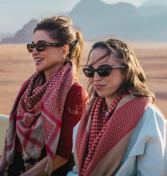 Η βασίλισσα Ράνια σε road trip με την κόρη της Salma - Οι φωτογραφίες σε καρότσα φορτηγού στην έρημο Wadi Rum
