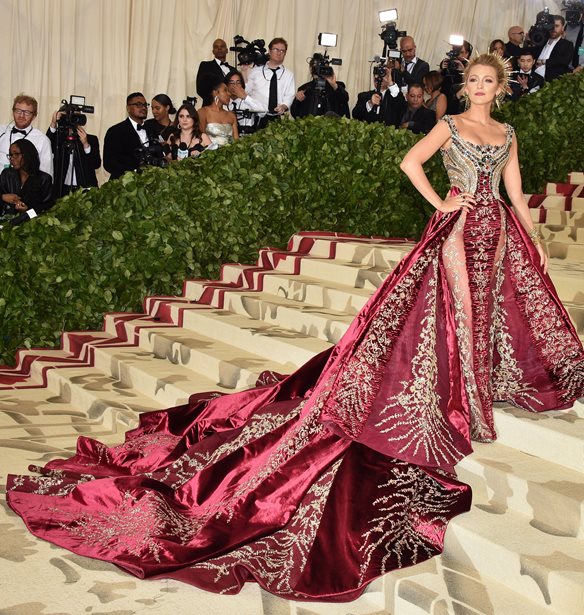 Met 2018: &#x3A4;&#x3BF; &#x3C6;&#x3CC;&#x3C1;&#x3B5;&#x3BC;&#x3B1; &#x3C4;&#x3B7;&#x3C2; Blake Lively &#x3AE;&#x3C4;&#x3B1;&#x3BD; &#x3C4;&#x3CC;&#x3C3;&#x3BF; &#x3BC;&#x3B1;&#x3BA;&#x3C1;&#x3CD;, &#x3C0;&#x3BF;&#x3C5; &#x3C7;&#x3C1;&#x3B5;&#x3B9;&#x3AC;&#x3C3;&#x3C4;&#x3B7;&#x3BA;&#x3B5; &#x3BB;&#x3B5;&#x3C9;&#x3C6;&#x3BF;&#x3C1;&#x3B5;&#x3AF;&#x3BF; &#x3B3;&#x3B9;&#x3B1; &#x3BD;&#x3B1; &#x3C6;&#x3C4;&#x3AC;&#x3C3;&#x3B5;&#x3B9;