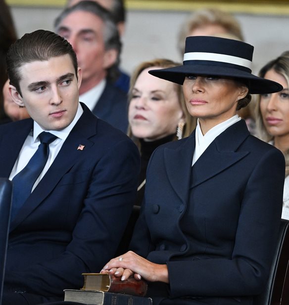 &#x397; Melania Trump &#x3B4;&#x3B9;&#x3B1;&#x3C8;&#x3B5;&#x3CD;&#x3B4;&#x3B5;&#x3B9; &#x3BC;&#x3AF;&#x3B1; &#x3B1;&#x3C0;&#x3CC; &#x3C4;&#x3B9;&#x3C2; &#x3C6;&#x3AE;&#x3BC;&#x3B5;&#x3C2; &#x3C0;&#x3BF;&#x3C5; &#x3BA;&#x3C5;&#x3BA;&#x3BB;&#x3BF;&#x3C6;&#x3BF;&#x3C1;&#x3BF;&#x3CD;&#x3BD; &#x3B3;&#x3B9;&#x3B1; &#x3C4;&#x3BF;&#x3BD; &#x3B3;&#x3B9;&#x3BF; &#x3C4;&#x3B7;&#x3C2;, Barron Trump