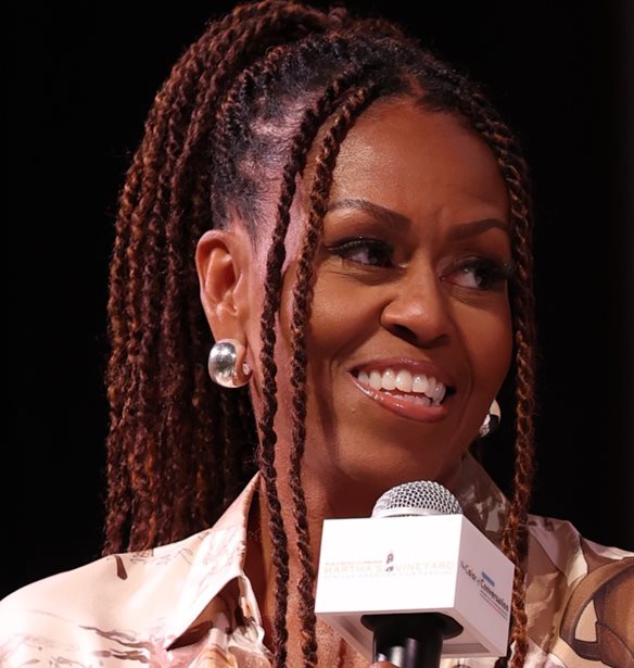 Τα braids της ελευθερίας | Η Michelle Obama μετατρέπει το χτένισμά της σε πολιτική δήλωση