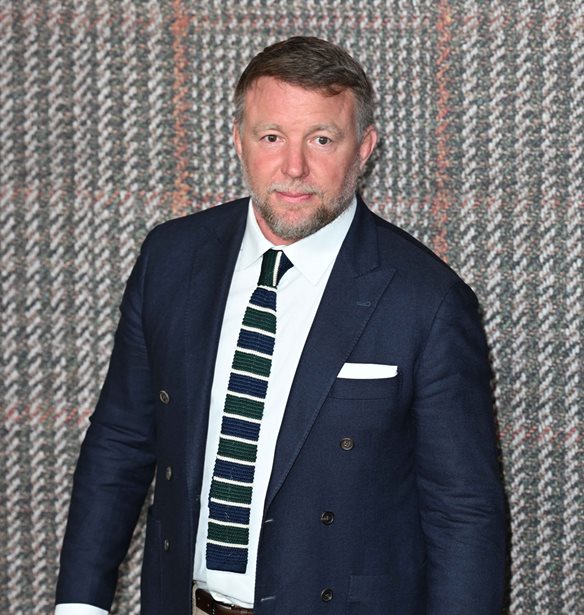 Guy Ritchie | &#x3A4;&#x3C1;&#x3B5;&#x3B9;&#x3C2; &#x3BA;&#x3BF;&#x3C1;&#x3C5;&#x3C6;&#x3B1;&#x3AF;&#x3BF;&#x3B9; &#x3B7;&#x3B8;&#x3BF;&#x3C0;&#x3BF;&#x3B9;&#x3BF;&#x3AF; &#x3C3;&#x3C4;&#x3B7; &#x3BD;&#x3AD;&#x3B1; &#x3C4;&#x3BF;&#x3C5; &#x3C3;&#x3B5;&#x3B9;&#x3C1;&#x3AC; &#x3BC;&#x3B5; &#x3C4;&#x3AF;&#x3C4;&#x3BB;&#x3BF; The Associate