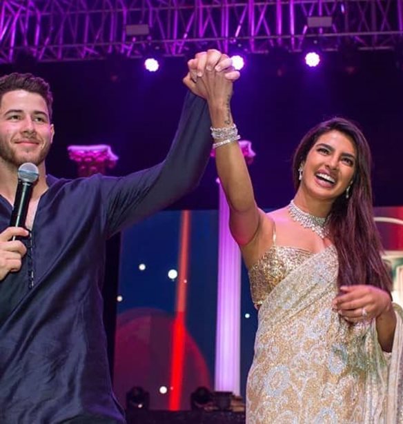 &#x397; Priyanka Chopra &#x3C0;&#x3B1;&#x3BD;&#x3C4;&#x3C1;&#x3B5;&#x3CD;&#x3C4;&#x3B7;&#x3BA;&#x3B5; &#x3BA;&#x3B1;&#x3B9; &#x3C6;&#x3CC;&#x3C1;&#x3B5;&#x3C3;&#x3B5; &#x3AD;&#x3BD;&#x3B1; &#x3BC;&#x3BF;&#x3BD;&#x3B1;&#x3B4;&#x3B9;&#x3BA;&#x3CC; &#x3C0;&#x3B1;&#x3C1;&#x3B1;&#x3B4;&#x3BF;&#x3C3;&#x3B9;&#x3B1;&#x3BA;&#x3CC; &#x3BD;&#x3C5;&#x3C6;&#x3B9;&#x3BA;&#x3CC;