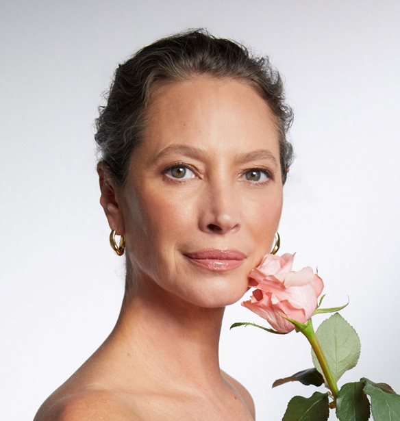 Πώς η Christy Turlington επαναπροσδιορίζει την ομορφιά στα 57 της σε μια εμβληματική συνεργασία με τη Lancôme