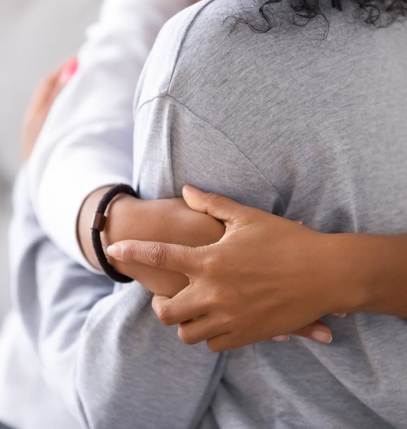 "Πείνα του δέρματος" | Γιατί μας λείπει τόσο πολύ η αγκαλιά;