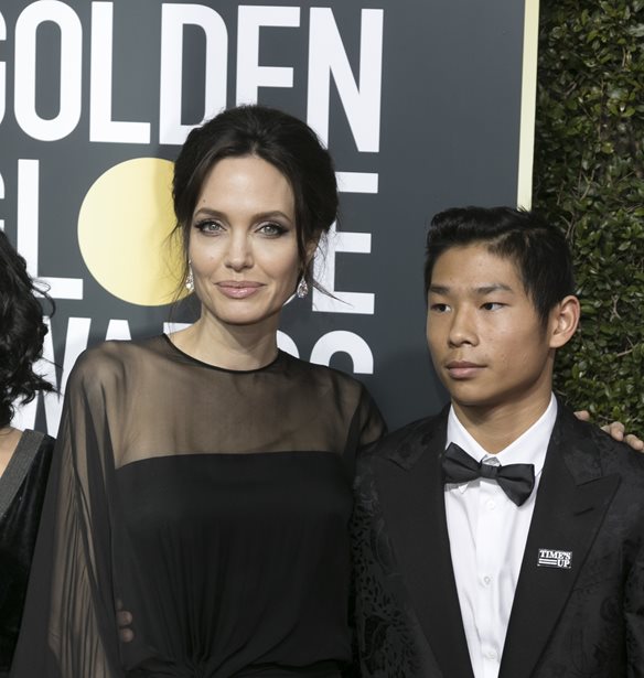 Angelina Jolie - Brad Pitt | &#x3A3;&#x3C4;&#x3BF; &#x3BD;&#x3BF;&#x3C3;&#x3BF;&#x3BA;&#x3BF;&#x3BC;&#x3B5;&#x3AF;&#x3BF; &#x3BF; &#x3B3;&#x3B9;&#x3BF;&#x3C2; &#x3C4;&#x3BF;&#x3C5;&#x3C2; &#x3BC;&#x3B5;&#x3C4;&#x3AC; &#x3B1;&#x3C0;&#x3CC; &#x3C4;&#x3C1;&#x3BF;&#x3C7;&#x3B1;&#x3AF;&#x3BF; &#x3B1;&#x3C4;&#x3CD;&#x3C7;&#x3B7;&#x3BC;&#x3B1;