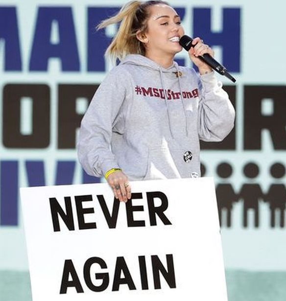 March For Our Lives | &#x39F;&#x3B9; celebrities &#x3C0;&#x3BF;&#x3C5; &#x3AD;&#x3B4;&#x3C9;&#x3C3;&#x3B1;&#x3BD; &#x3C4;&#x3BF; &#x3C0;&#x3B1;&#x3C1;&#x3CE;&#x3BD; &#x3C3;&#x3C4;&#x3B7;&#x3BD; &#x3BC;&#x3B5;&#x3B3;&#x3AC;&#x3BB;&#x3B7; &#x3B4;&#x3B9;&#x3B1;&#x3B4;&#x3AE;&#x3BB;&#x3C9;&#x3C3;&#x3B7;