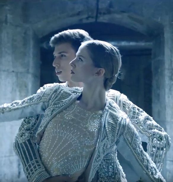 BALMAINxOPERADEPARIS: To teaser video &#x3C4;&#x3B7;&#x3C2; &#x3C3;&#x3C5;&#x3BD;&#x3B5;&#x3C1;&#x3B3;&#x3B1;&#x3C3;&#x3AF;&#x3B1;&#x3C2; &#x3C4;&#x3BF;&#x3C5;&#x3C2; &#x3BC;&#x3CC;&#x3BB;&#x3B9;&#x3C2; &#x3BA;&#x3C5;&#x3BA;&#x3BB;&#x3BF;&#x3C6;&#x3CC;&#x3C1;&#x3B7;&#x3C3;&#x3B5;