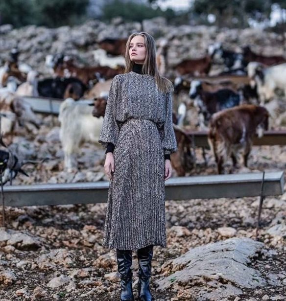 &#x395;&#x3C0;&#x3B9;&#x3C3;&#x3C4;&#x3C1;&#x3BF;&#x3C6;&#x3AE; &#x3C3;&#x3C4;&#x3B9;&#x3C2; &#x3C1;&#x3AF;&#x3B6;&#x3B5;&#x3C2; | H Pink Woman &#x3C4;&#x3B9;&#x3BC;&#x3AC; &#x3C4;&#x3B7;&#x3BD; &#x3B5;&#x3BB;&#x3BB;&#x3B7;&#x3BD;&#x3B9;&#x3BA;&#x3AE; &#x3C0;&#x3B1;&#x3C1;&#x3AC;&#x3B4;&#x3BF;&#x3C3;&#x3B7; &#x3BC;&#x3AD;&#x3C3;&#x3B1; &#x3B1;&#x3C0;&#x3CC; &#x3C4;&#x3B7; &#x3C7;&#x3B5;&#x3B9;&#x3BC;&#x3B5;&#x3C1;&#x3B9;&#x3BD;&#x3AE; &#x3BA;&#x3B1;&#x3BC;&#x3C0;&#x3AC;&#x3BD;&#x3B9;&#x3B1; &#x3C4;&#x3B7;&#x3C2;