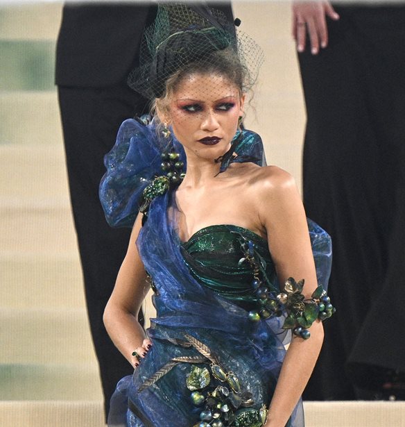 Zendaya | &#x3A4;&#x3B1; 3 &#x3B4;&#x3B9;&#x3B1;&#x3C6;&#x3BF;&#x3C1;&#x3B5;&#x3C4;&#x3B9;&#x3BA;&#x3AC; beauty looks &#x3C4;&#x3B7;&#x3C2; &#x3C3;&#x3C4;&#x3BF; Met Gala &#x3B4;&#x3AF;&#x3C7;&#x3B1;&#x3C3;&#x3B1;&#x3BD; &#x3C4;&#x3BF; &#x3BA;&#x3BF;&#x3B9;&#x3BD;&#x3CC;