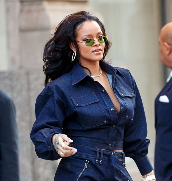 H Rihanna &#x3C6;&#x3BF;&#x3C1;&#x3AC; &#x3CC;&#x3BB;&#x3B1; &#x3C4;&#x3B1; &#x3BA;&#x3BF;&#x3BC;&#x3BC;&#x3AC;&#x3C4;&#x3B9;&#x3B1; &#x3C0;&#x3BF;&#x3C5; &#x3BC;&#x3CC;&#x3BB;&#x3B9;&#x3C2; &#x3B5;&#x3AF;&#x3B4;&#x3B1;&#x3BC;&#x3B5; &#x3C3;&#x3C4;&#x3B1; catwalks &#x3C4;&#x3BF;&#x3C5; &#x3A3;&#x3B5;&#x3C0;&#x3C4;&#x3AD;&#x3BC;&#x3B2;&#x3C1;&#x3B7;