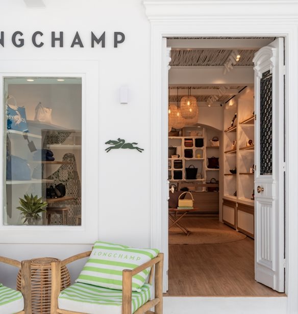 &#x39F; &#x3BF;&#x3AF;&#x3BA;&#x3BF;&#x3C2; Longchamp &#x3B5;&#x3B3;&#x3BA;&#x3B1;&#x3B9;&#x3BD;&#x3AF;&#x3B1;&#x3C3;&#x3B5; &#x3C4;&#x3B7;&#x3BD; boutique &#x3C4;&#x3BF;&#x3C5; &#x3C3;&#x3C4;&#x3B7; &#x39C;&#x3CD;&#x3BA;&#x3BF;&#x3BD;&#x3BF;