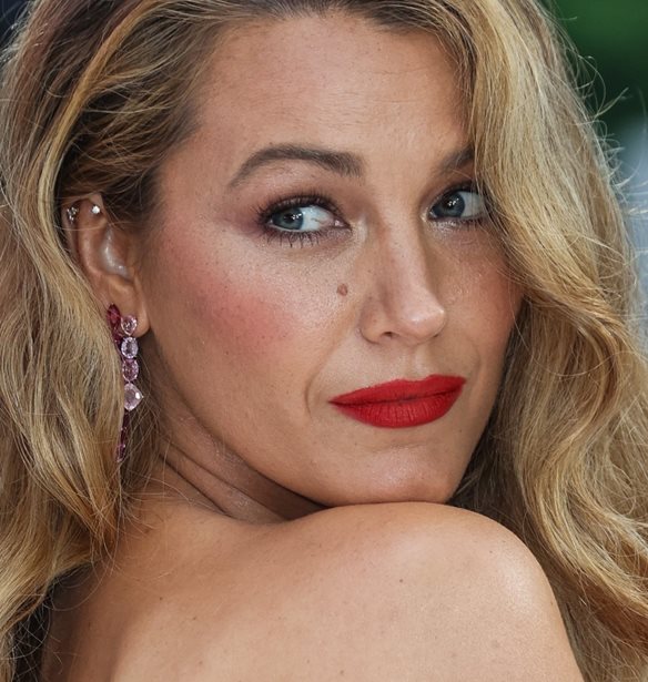 Blake Lively | &#x392;&#x3B3;&#x3AE;&#x3BA;&#x3B5; &quot;&#x3B5;&#x3BA;&#x3C4;&#x3CC;&#x3C2; &#x3B5;&#x3BB;&#x3AD;&#x3B3;&#x3C7;&#x3BF;&#x3C5;&quot; &#x3BC;&#x3B5; &#x3C4;&#x3BF; &#x3B4;&#x3C1;&#x3AC;&#x3BC;&#x3B1; &#x3B3;&#x3CD;&#x3C1;&#x3C9; &#x3B1;&#x3C0;&#x3CC; &#x3C4;&#x3BF; It Ends With Us