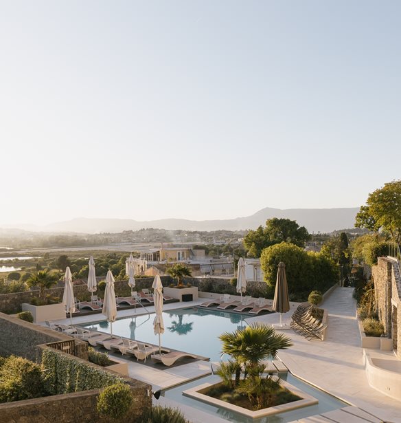 Summer Escape | &#x39C;&#x3BF;&#x3BD;&#x3B1;&#x3B4;&#x3B9;&#x3BA;&#x3AD;&#x3C2; &#x3C0;&#x3C1;&#x3BF;&#x3C3;&#x3C6;&#x3BF;&#x3C1;&#x3AD;&#x3C2; &#x3B3;&#x3B9;&#x3B1; &#x3AD;&#x3BD;&#x3B1; &#x3BC;&#x3B1;&#x3B3;&#x3B9;&#x3BA;&#x3CC; &#x3BA;&#x3B1;&#x3BB;&#x3BF;&#x3BA;&#x3B1;&#x3AF;&#x3C1;&#x3B9; &#x3C3;&#x3C4;&#x3B1; Divani Collection Hotels
