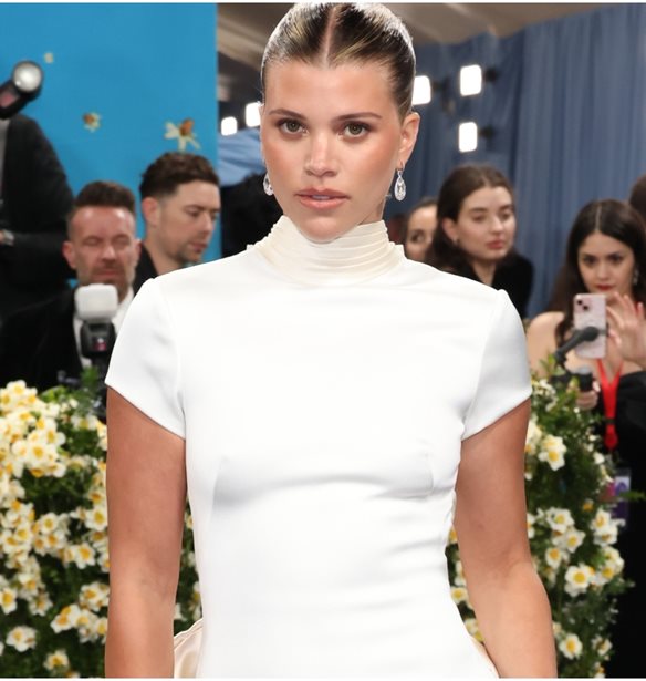 &#x3A4;&#x3BF; look &#x3C4;&#x3B7;&#x3C2; Sofia Richie &#x3C3;&#x3C4;&#x3BF; &#x3C6;&#x3B5;&#x3C4;&#x3B9;&#x3BD;&#x3CC; Met Gala &#x3AE;&#x3C4;&#x3B1;&#x3BD; &#x3C4;&#x3BF; &#x3B1;&#x3C0;&#x3CC;&#x3BB;&#x3C5;&#x3C4;&#x3BF; &#x3BC;&#x3B5;&#x3AF;&#x3B3;&#x3BC;&#x3B1; &#x3C4;&#x3BF;&#x3C5; dandy style &#x3BC;&#x3B5; &#x3C4;&#x3B1; signature prep &#x3C3;&#x3C4;&#x3BF;&#x3B9;&#x3C7;&#x3B5;&#x3AF;&#x3B1; &#x3C4;&#x3BF;&#x3C5; Tommy Hilfiger