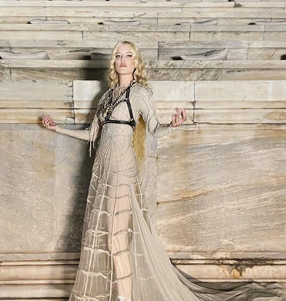 &#x39F;&#x3B9; &#x3B9;&#x3B4;&#x3B9;&#x3B1;&#x3AF;&#x3C4;&#x3B5;&#x3C1;&#x3B5;&#x3C2; &#x3BB;&#x3B5;&#x3C0;&#x3C4;&#x3BF;&#x3BC;&#x3AD;&#x3C1;&#x3B5;&#x3B9;&#x3B5;&#x3C2; &#x3C3;&#x3C4;&#x3BF; &#x3C6;&#x3CC;&#x3C1;&#x3B5;&#x3BC;&#x3B1; &#x3C4;&#x3B7;&#x3C2; &#x399;&#x3C9;&#x3AC;&#x3BD;&#x3BD;&#x3B1;&#x3C2; &#x393;&#x3BA;&#x3AF;&#x3BA;&#x3B1; &#x3B1;&#x3C0;&#x3CC; &#x3C4;&#x3B7;&#x3BD; &#x3B5;&#x3BC;&#x3C6;&#x3AC;&#x3BD;&#x3B9;&#x3C3;&#x3AE; &#x3C4;&#x3B7;&#x3C2; &#x3C3;&#x3C4;&#x3BF; show &#x3C4;&#x3BF;&#x3C5; Dior &#x3C3;&#x3C4;&#x3B7;&#x3BD; &#x391;&#x3B8;&#x3AE;&#x3BD;&#x3B1;