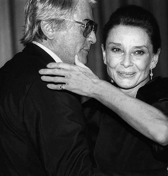 H Audrey Hepburn &#x3BA;&#x3B1;&#x3B9; &#x3B7; &#x3B5;&#x3B3;&#x3BA;&#x3B1;&#x3C4;&#x3AC;&#x3BB;&#x3B5;&#x3B9;&#x3C8;&#x3B7; &#x3C0;&#x3BF;&#x3C5; &#x3C4;&#x3B7;&#x3BD; &#x3C3;&#x3C4;&#x3B9;&#x3B3;&#x3BC;&#x3AC;&#x3C4;&#x3B9;&#x3C3;&#x3B5;