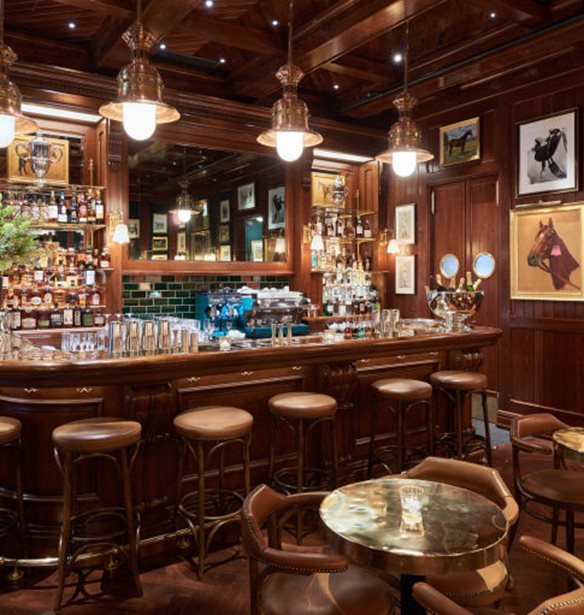 &#x39F; Ralph Lauren &#x3AC;&#x3BD;&#x3BF;&#x3B9;&#x3BE;&#x3B5; &#x3C4;&#x3BF; &#x3C0;&#x3B9;&#x3BF; stylish coffee shop &#x2013; cocktail bar &#x3C3;&#x3C4;&#x3BF; &#x39B;&#x3BF;&#x3BD;&#x3B4;&#x3AF;&#x3BD;&#x3BF;