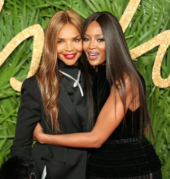 Naomi Campbell: &#x3A0;&#x3C1;&#x3C9;&#x3C4;&#x3B1;&#x3B3;&#x3C9;&#x3BD;&#x3B9;&#x3C3;&#x3C4;&#x3B5;&#x3AF; &#x3BC;&#x3B1;&#x3B6;&#x3AF; &#x3BC;&#x3B5; &#x3C4;&#x3B7;&#x3BD; &#x3BC;&#x3B7;&#x3C4;&#x3AD;&#x3C1;&#x3B1; &#x3C4;&#x3B7;&#x3C2; &#x3C3;&#x3C4;&#x3B7;&#x3BD; &#x3C7;&#x3C1;&#x3B9;&#x3C3;&#x3C4;&#x3BF;&#x3C5;&#x3B3;&#x3B5;&#x3BD;&#x3BD;&#x3B9;&#x3AC;&#x3C4;&#x3B9;&#x3BA;&#x3B7; &#x3BA;&#x3B1;&#x3BC;&#x3C0;&#x3AC;&#x3BD;&#x3B9;&#x3B1; &#x3C4;&#x3BF;&#x3C5; Burberry